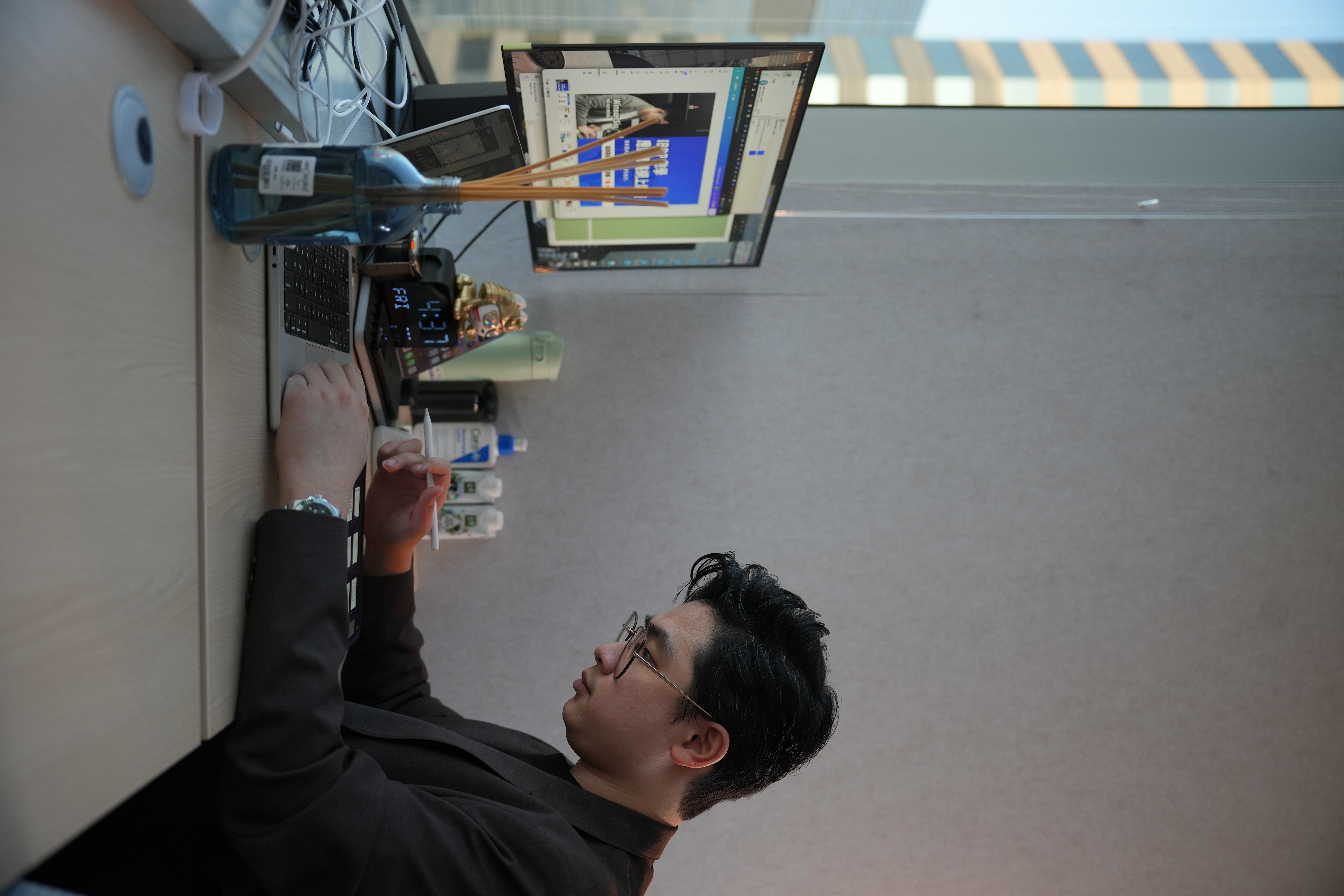 Tutor pointing upward